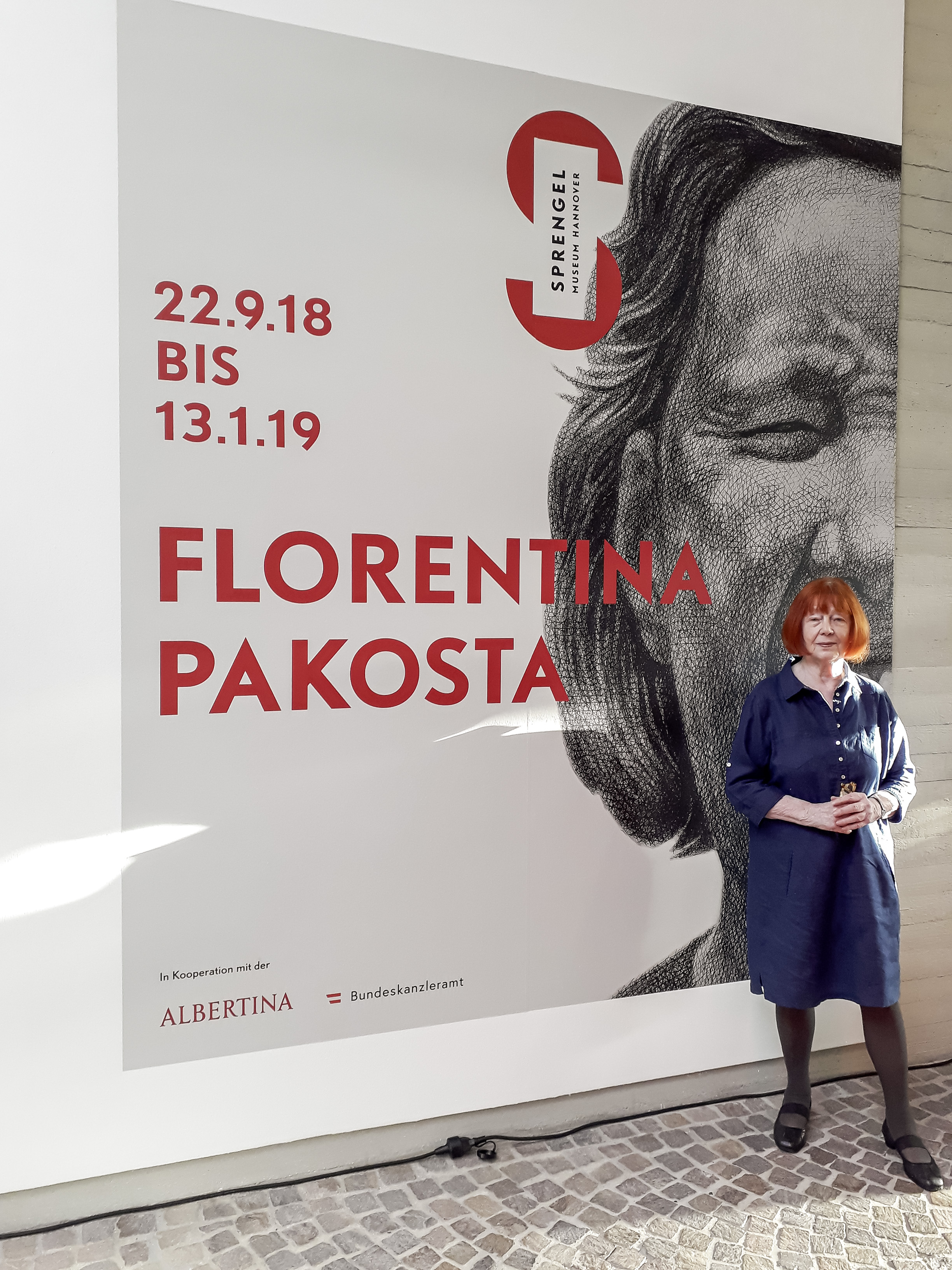 Vor dem Eingang ihrer Ausstellung im Sprengel Museum, Hannover, 2018